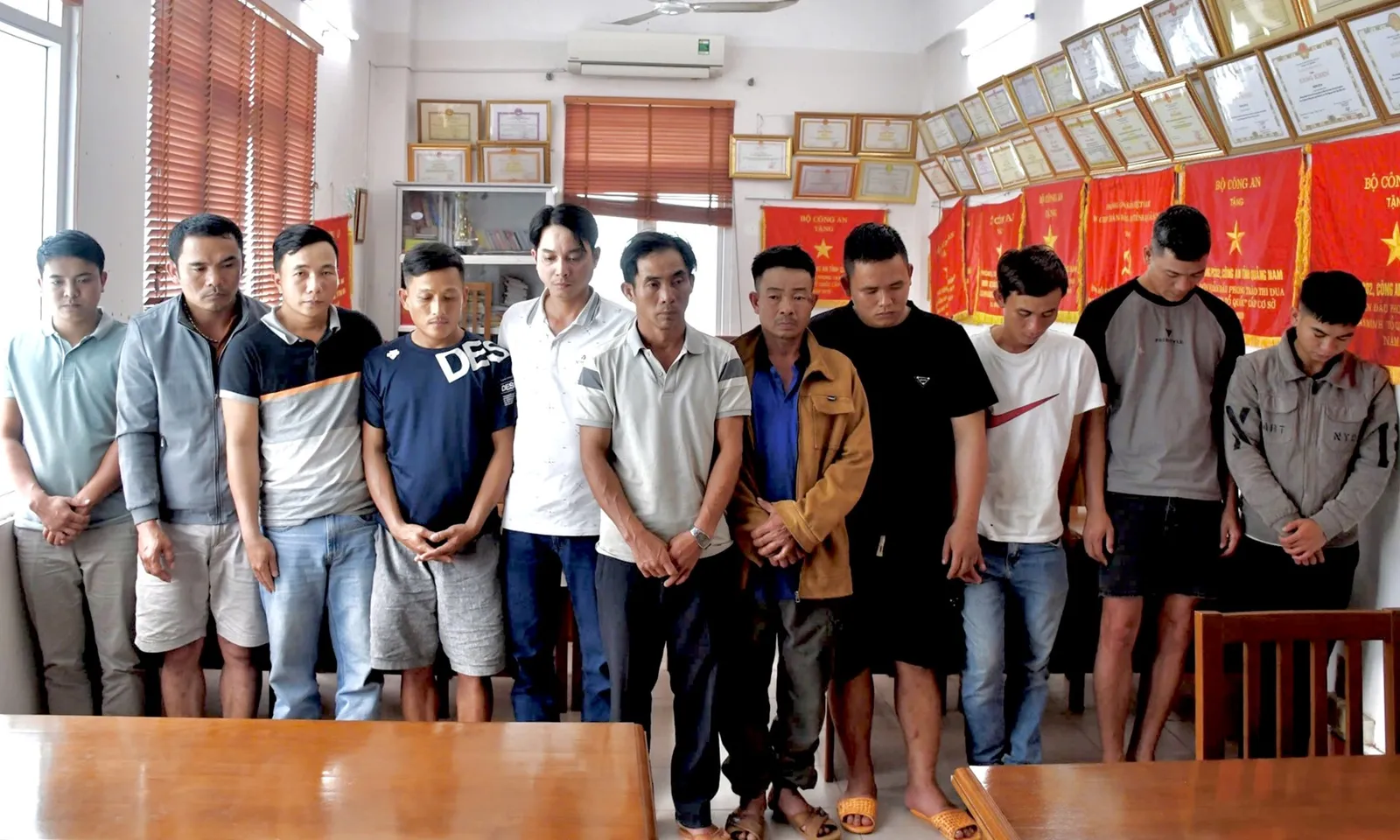 8 đối tượng bắt cóc chủ sới bạc để đánh đập, đòi tiền thua bạc