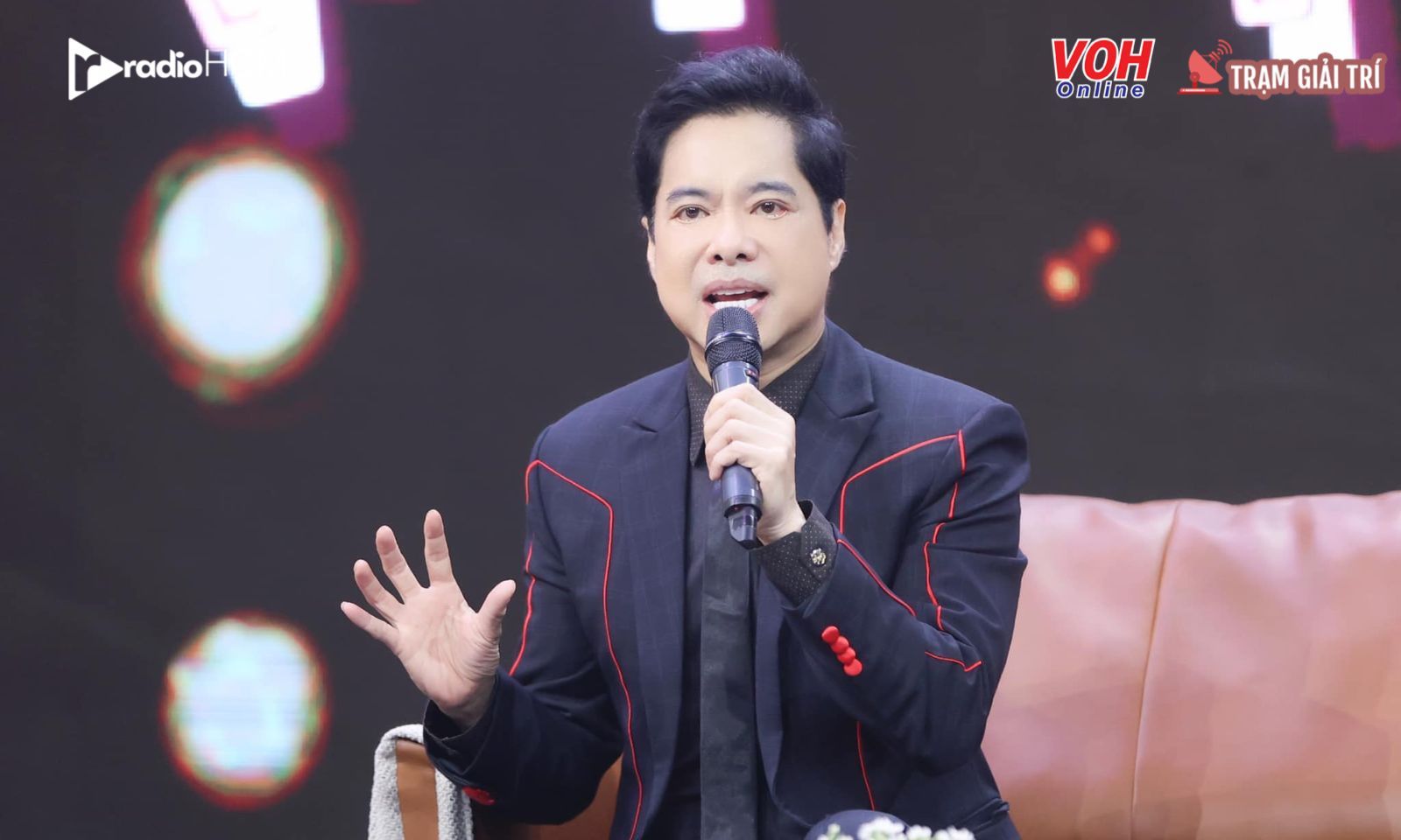 Ông hoàng nhạc sến sống xa hoa tuổi U60 nhưng tự nhận nghèo nhất showbiz