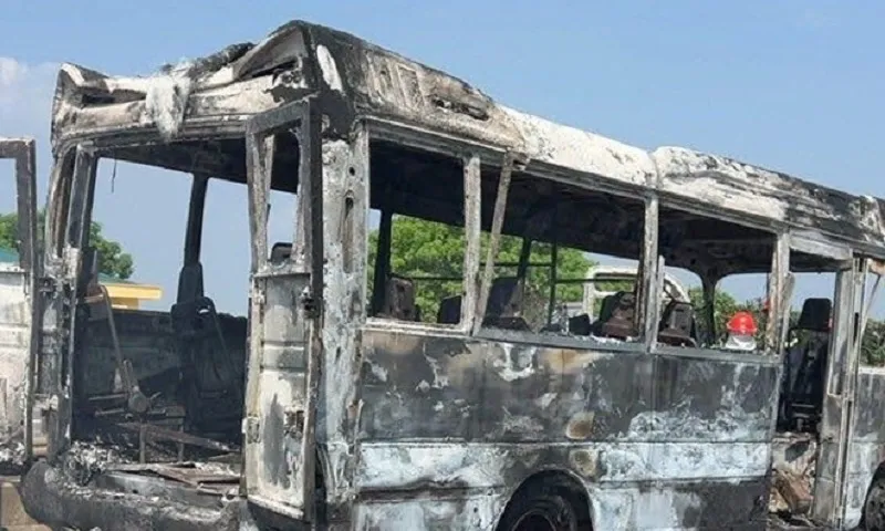 Xe tang chở 21 người bốc cháy dữ dội trên cao tốc, may mắn không ai bị thương