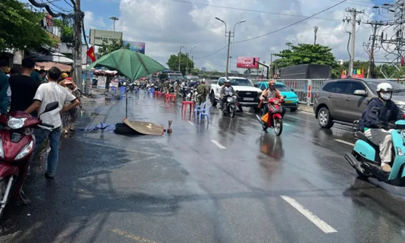 Đang đi xe máy, người đàn ông bất ngờ ngã xuống đường tử vong