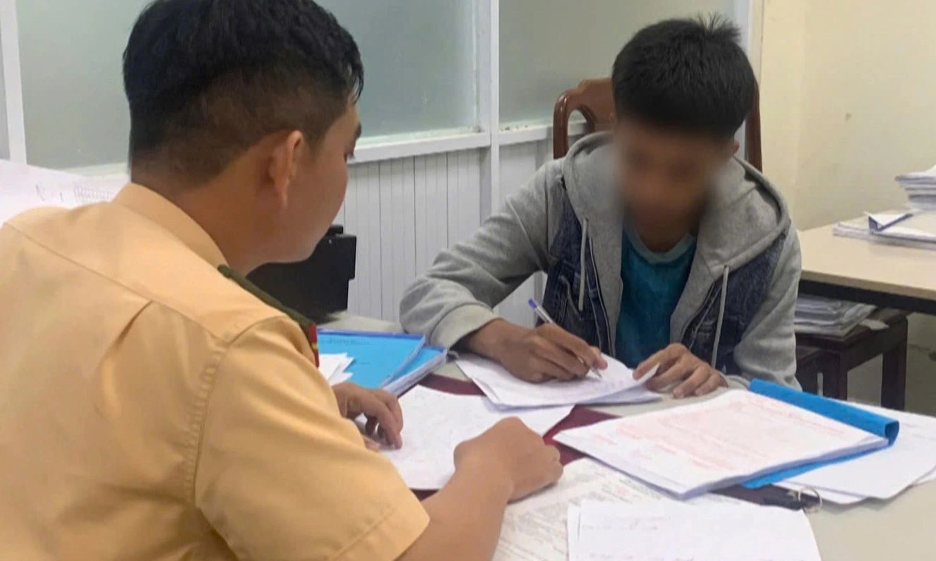 Huế: Xử lý 79 trường hợp vi phạm giao thông trong dịp lễ, trong đó 1 học sinh lạng lách, đánh võng