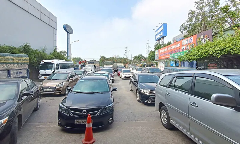 Sau kỳ nghỉ, xe xếp hàng chờ ở Trung tâm đăng kiểm