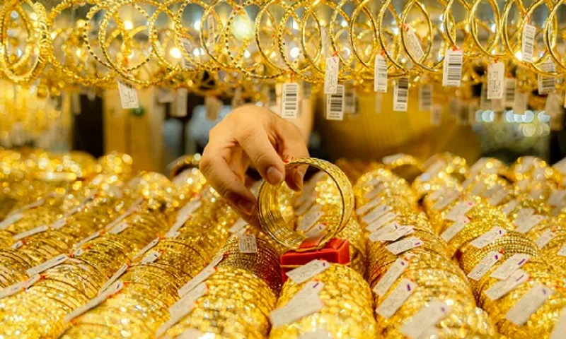 Giá vàng tăng mạnh, khoảng cách giá mua - bán cũng giãn rộng