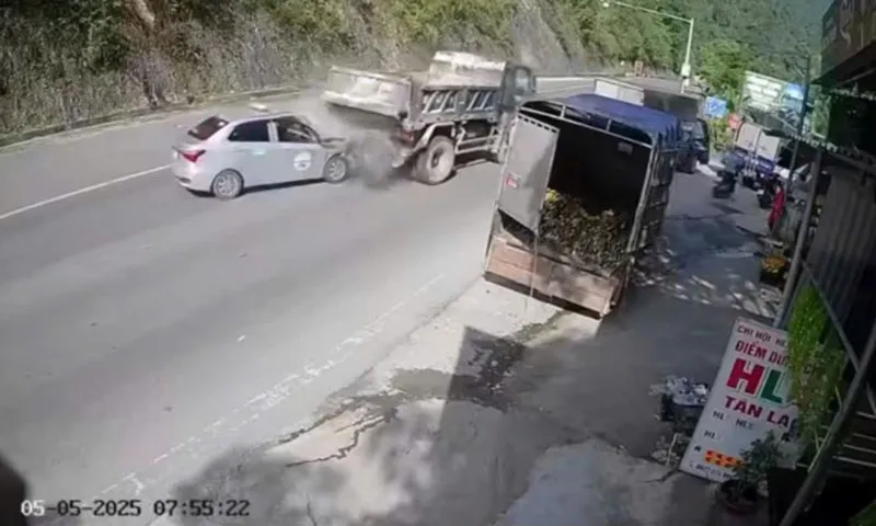 Hiện trường vụ tai nạn khiến tài xế xe taxi tử vong - Ảnh: cắt từ clip