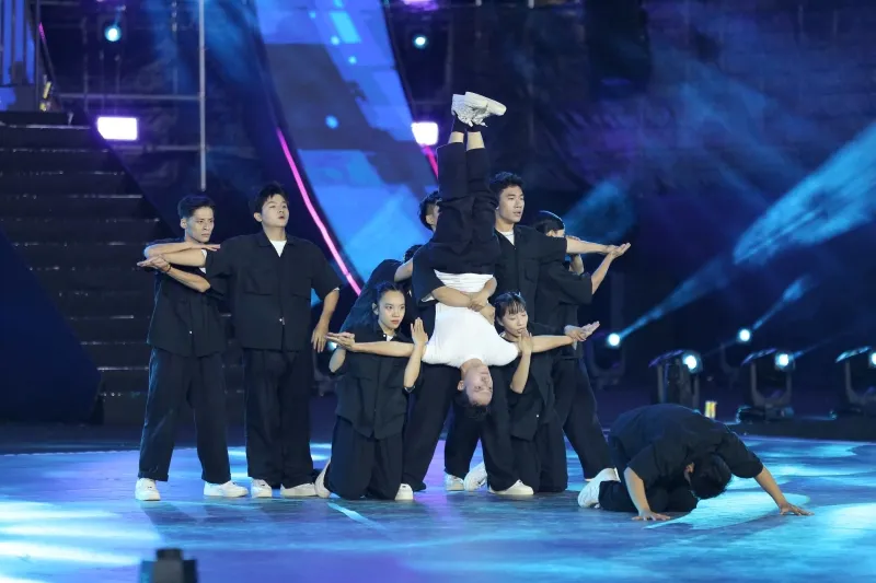 lunas-mang-hit-dot-chay-san-khau-dalat-best-dance-crew-202520250506-083341-41