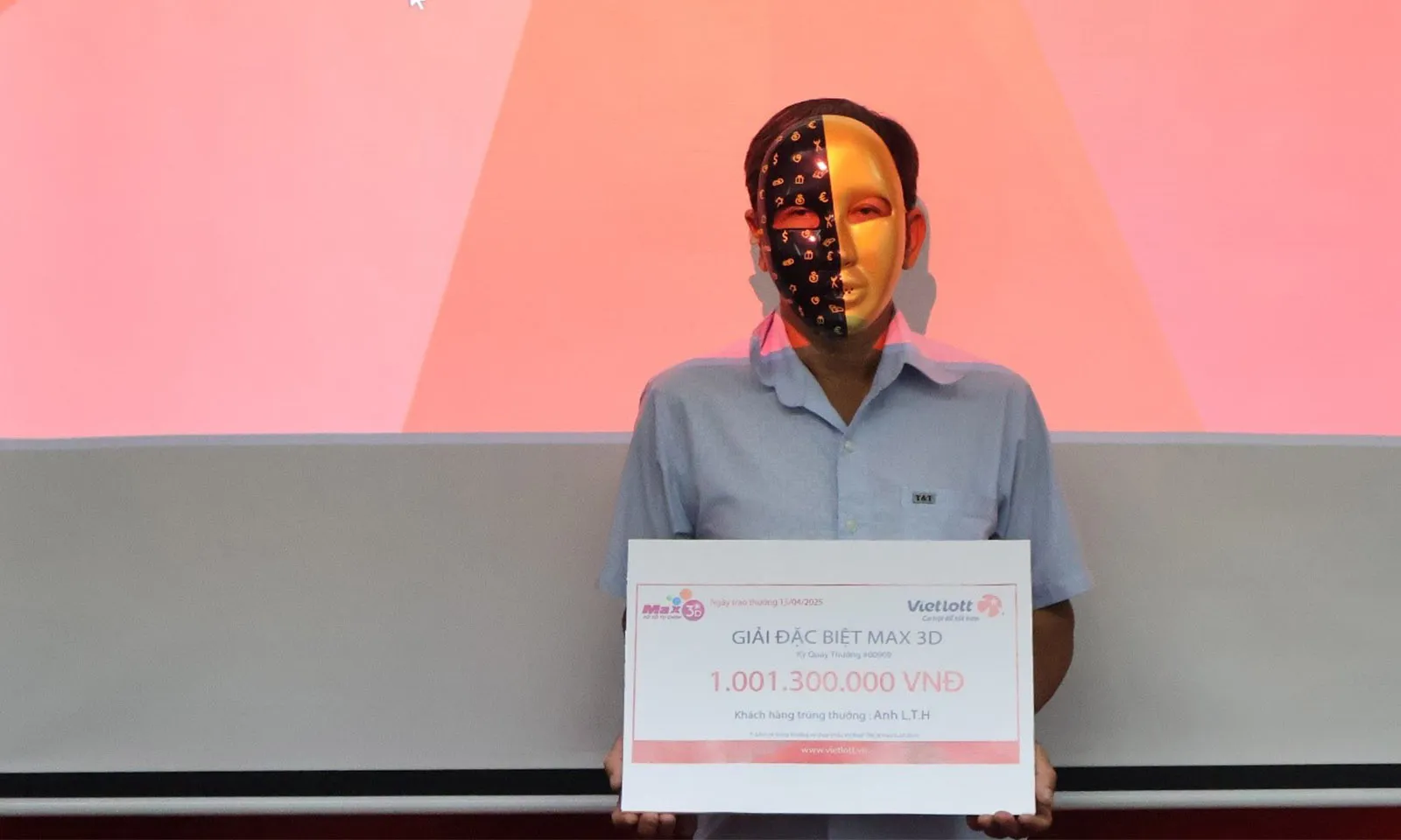 Trúng cùng lúc 4 giải khi chơi xổ số tự chọn Max 3D+