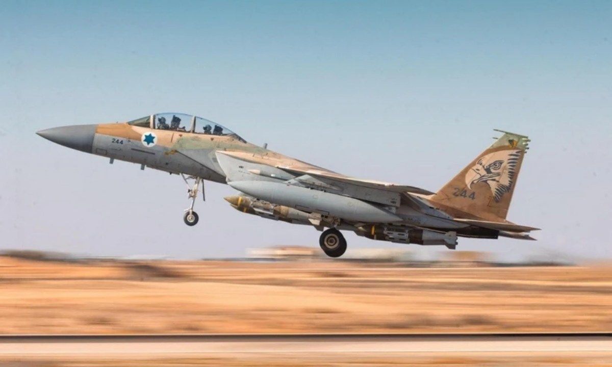 Israel không kích sân bay Sanaa do Houthi kiểm soát