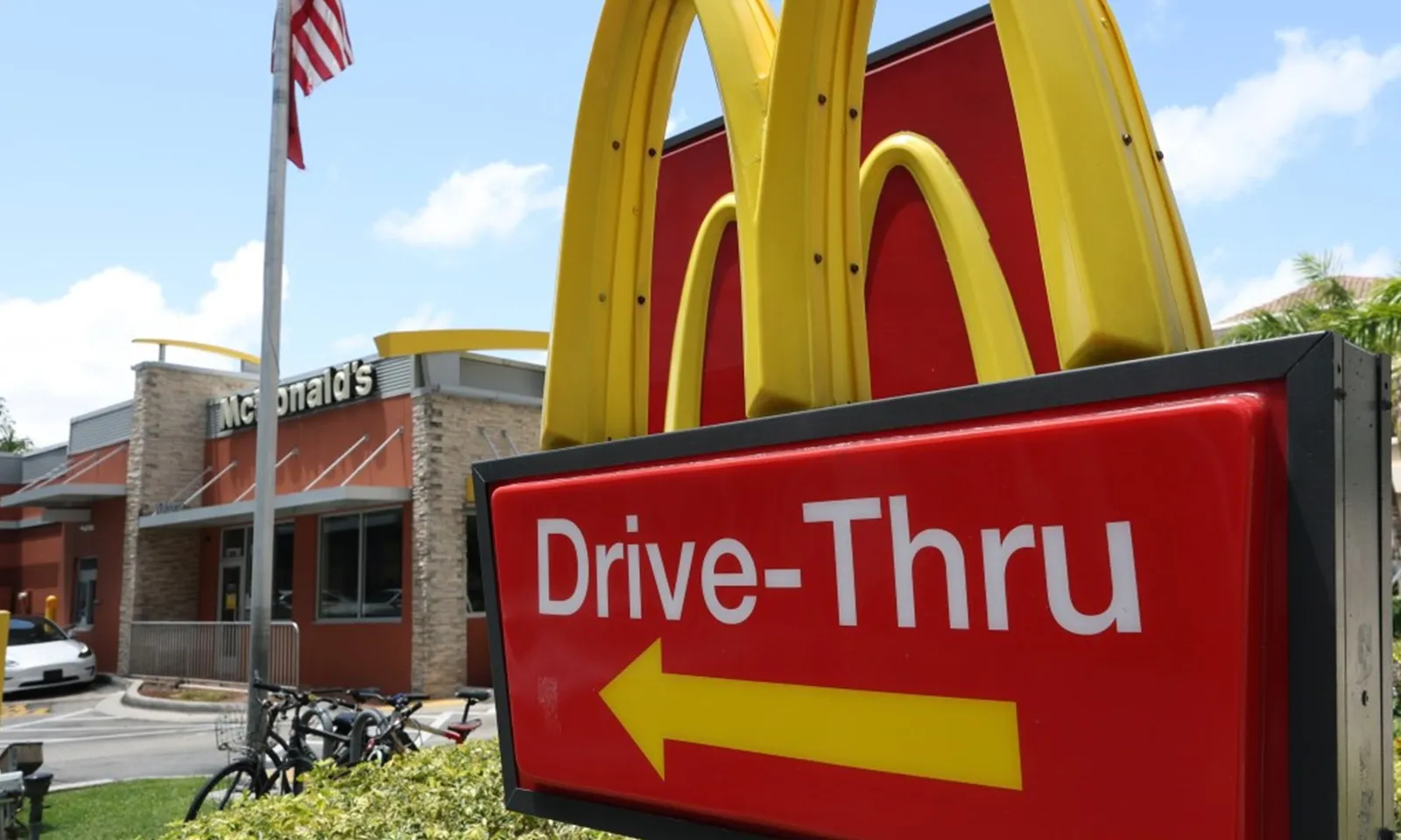 Cậu bé 7 tuổi lái xe SUV chở em gái đi 14km để mua đồ ăn ở tiệm McDonalds
