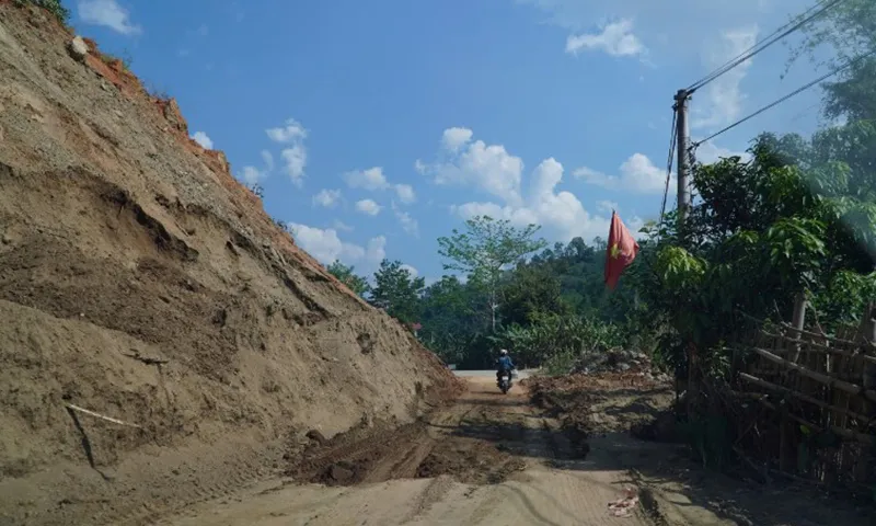 Thông xe tạm tuyến đường sau sạt lở nghiêm trọng ở Bắc Kạn