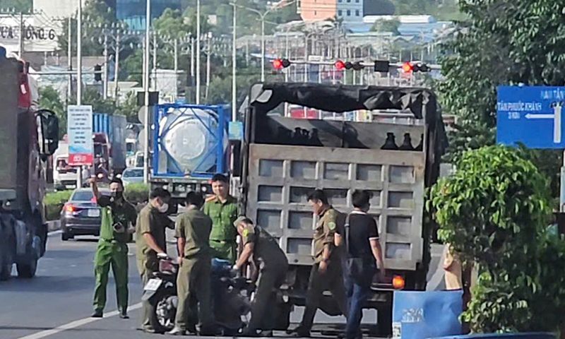 Con chở mẹ đi khám bệnh tông đuôi xe tải, mẹ tử vong con bị thương