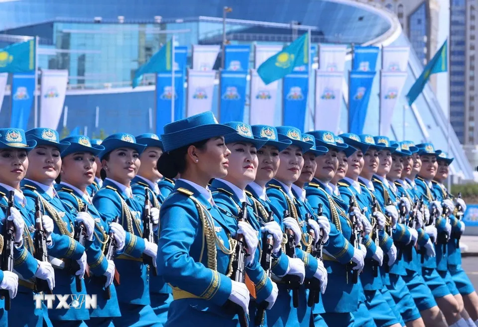 0705-tong-bi-thu-to-lam-duyet-binh-kazakhstan-3