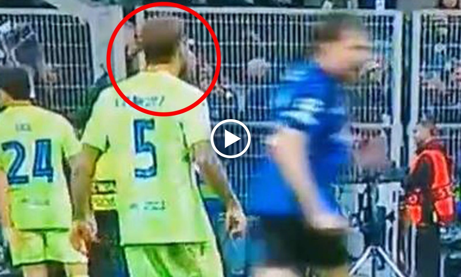 VIDEO: Sao Barca nhổ nước bọt vào người hùng Inter Milan