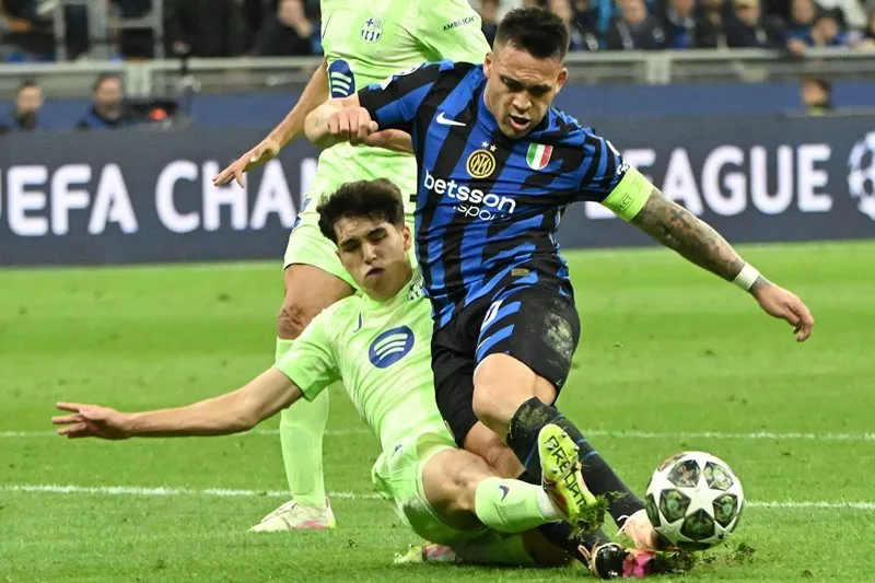 Trọng tài xác định Cubarsi phạm lỗi với Lautaro Martinez. Ảnh: Internet