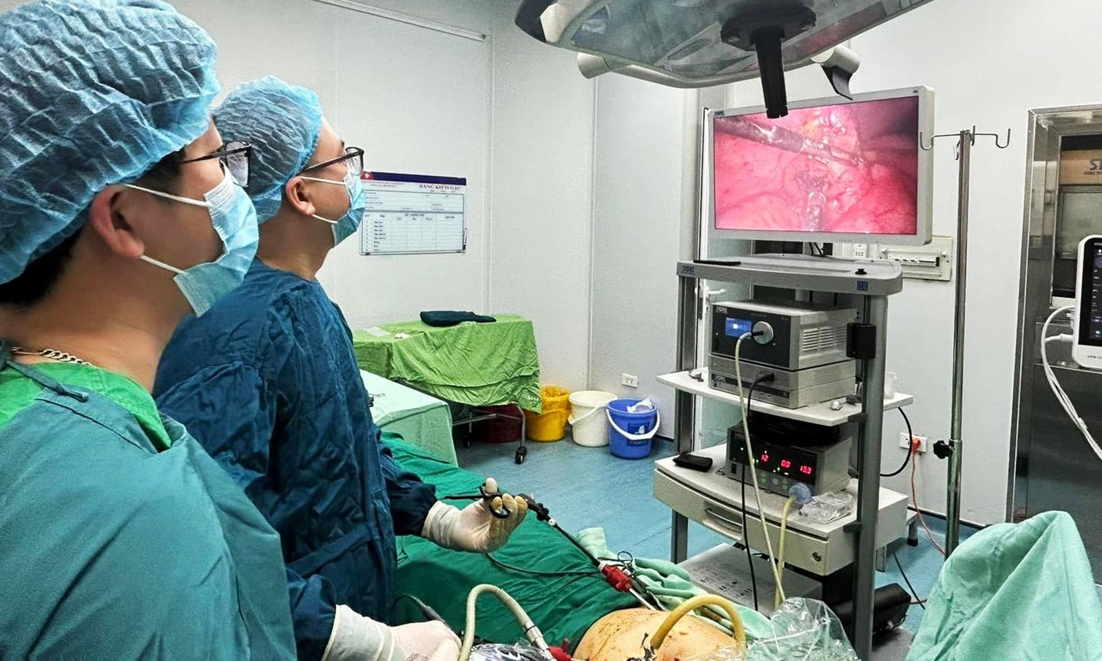 Hi hữu: Bị viên sỏi nhỏ bắn xuyên bụng gây thủng ruột khi đang cắt cỏ
