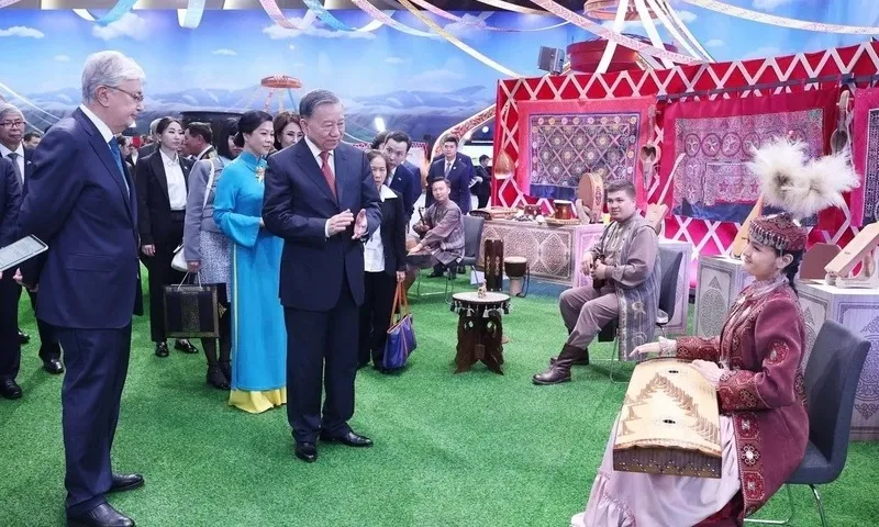 Tổng Bí thư tham quan Làng Văn hóa Dân tộc tại Kazakhstan