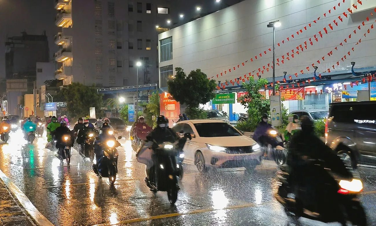 Cơn mưa lớn chiều tối 7/5 giúp TPHCM “giải nhiệt”
