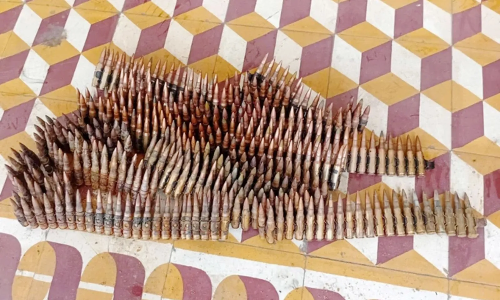 Đà Nẵng: Đào móng xây nhà, phát hiện hơn 400 viên đạn