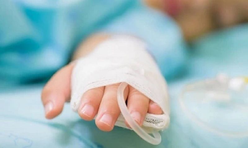 Bé gái 2 tuổi bỏng thực quản vì uống nhầm bột thông cống