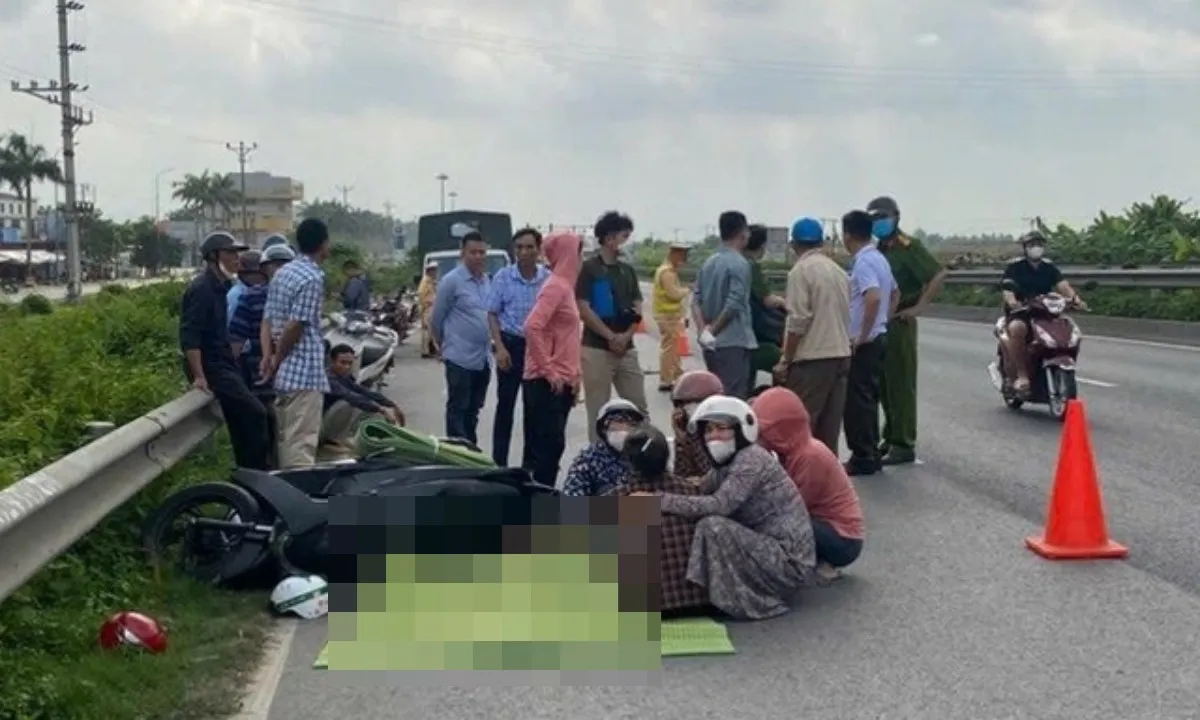 Xe đầu kéo tông xe máy, 2 cha con thương vong