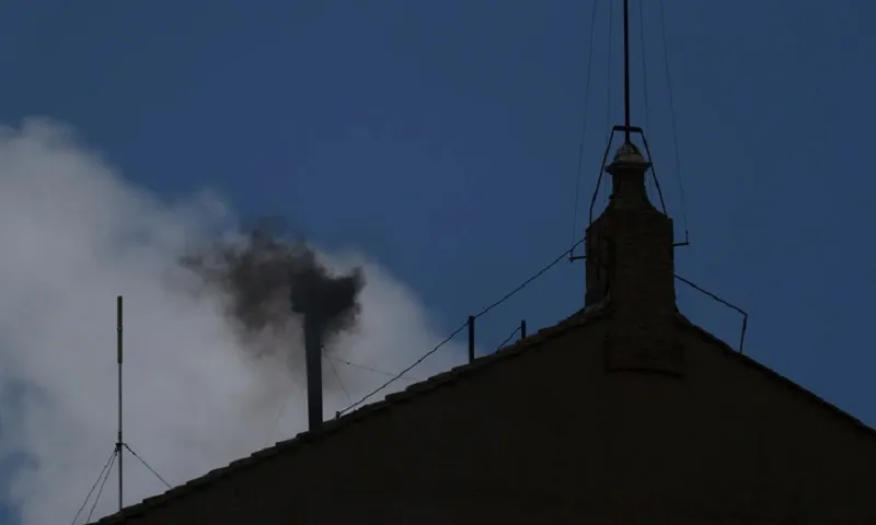 Khói đen lại bốc lên từ nhà nguyện Sistine, Vatican chưa chọn được giáo hoàng mới