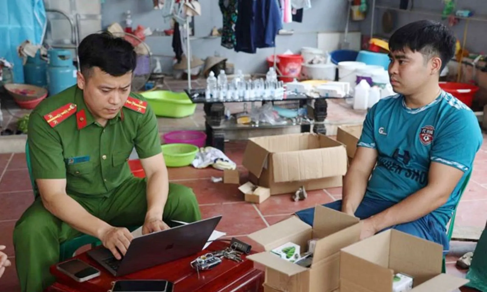 Phát hiện hơn 100.000 đơn hàng mỹ phẩm giả bán ra thị trường
