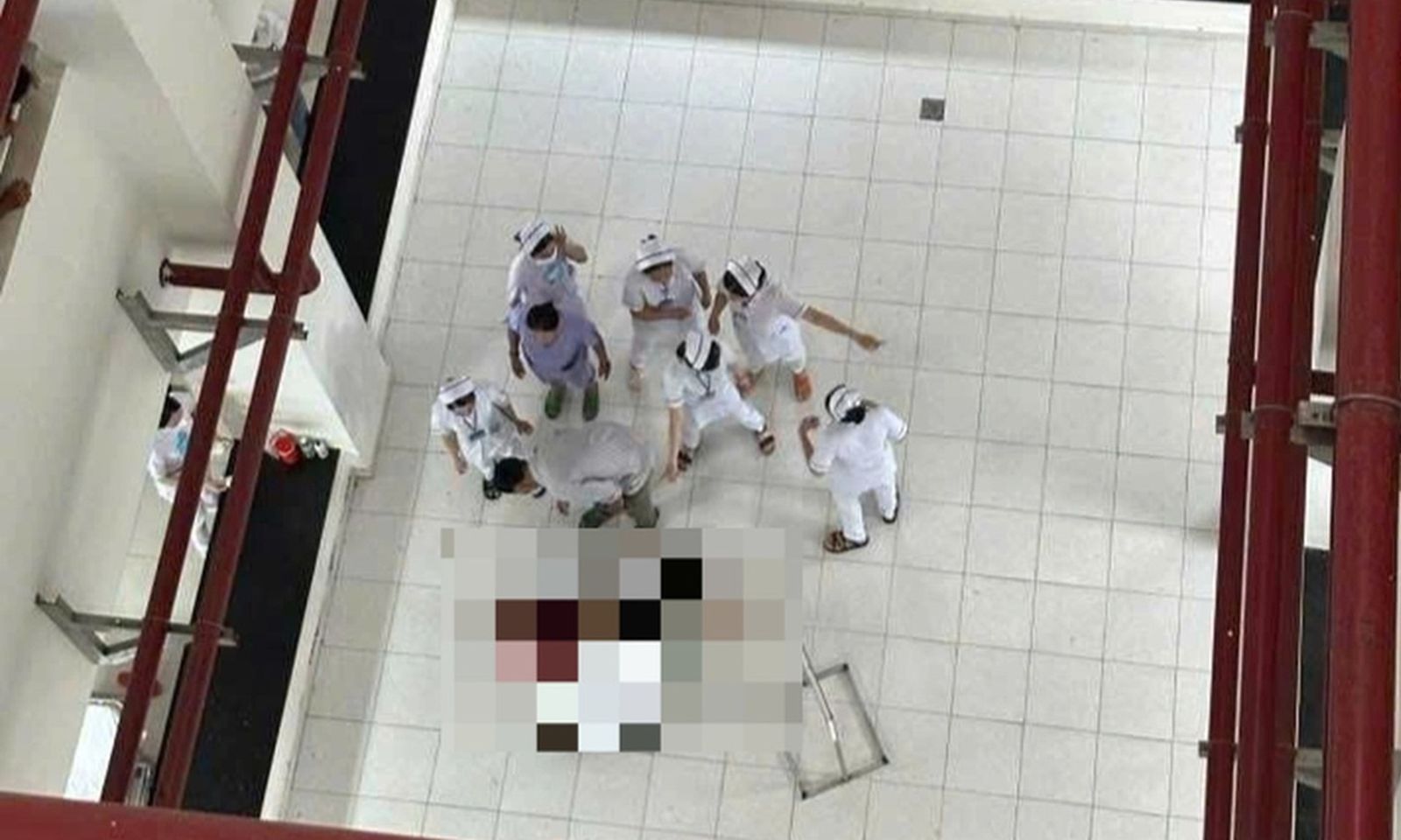Đang ăn cơm, một bệnh nhân nhảy từ tầng 8 xuống giếng trời tử vong
