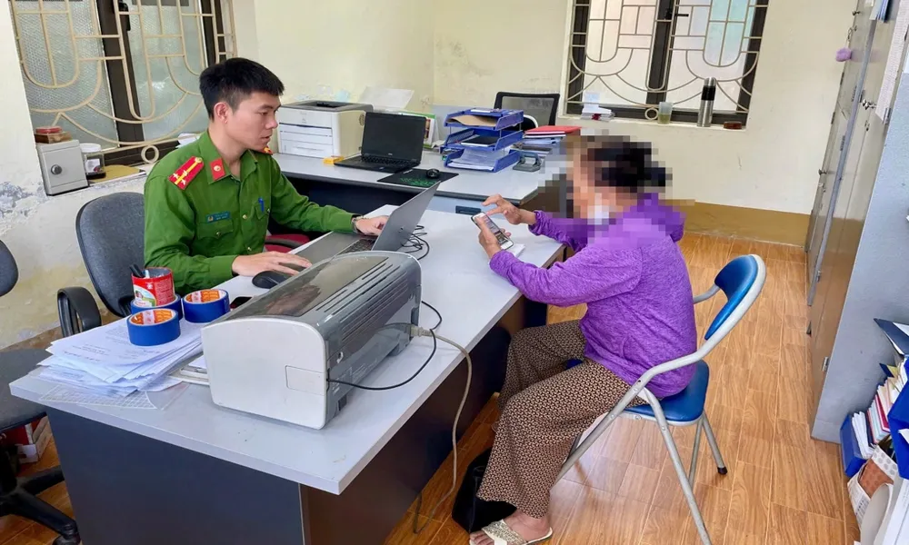 Cụ bà suýt mất tiền vì video call giả danh công an