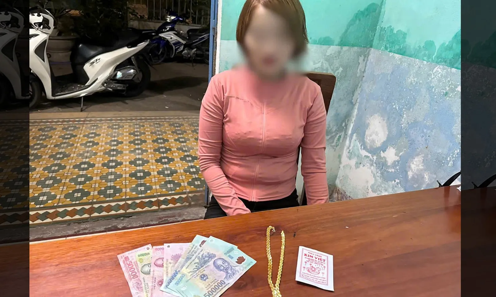 Vờ vào tiệm mua vàng, người phụ nữ cầm dây chuyền, nhẫn vàng bỏ chạy