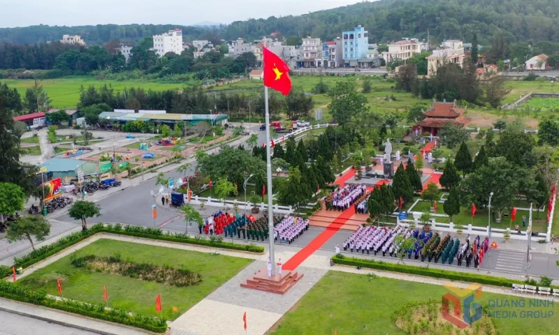 Hơn 1.000 người hát Quốc ca tại Lễ Thượng cờ trang nghiêm trên đảo Cô Tô