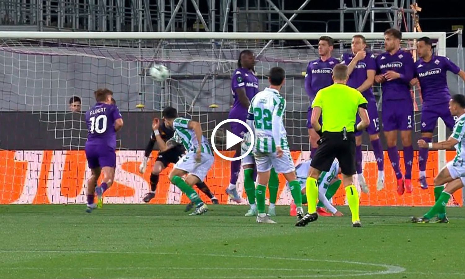 VIDEO: Antony lại lập siêu phẩm kết liễu De Gea, hẹn gặp Chelsea ở Chung kết