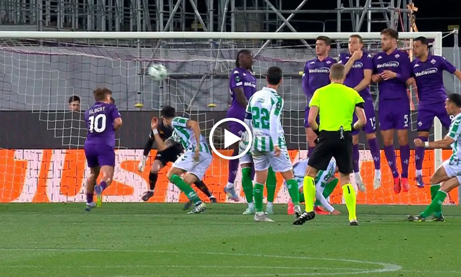 VIDEO: Antony lại lập siêu phẩm kết liễu De Gea, hẹn gặp Chelsea ở Chung kết