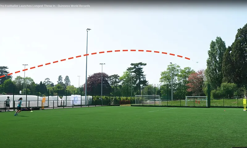 Cầu thủ người Ireland ném bóng đá xa hơn 123 feet