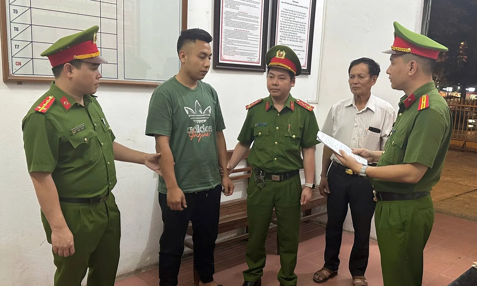 Bắt nhóm đối tượng mua đất rừng để khai thác đất trái phép 