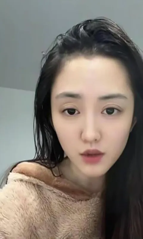 Sau khi ra tù, Qing khẳng định bà đã thay đổi hoàn toàn cuộc sống và muốn giúp mọi người tránh bị lừa đảo. Ảnh tài liệu phát tay
