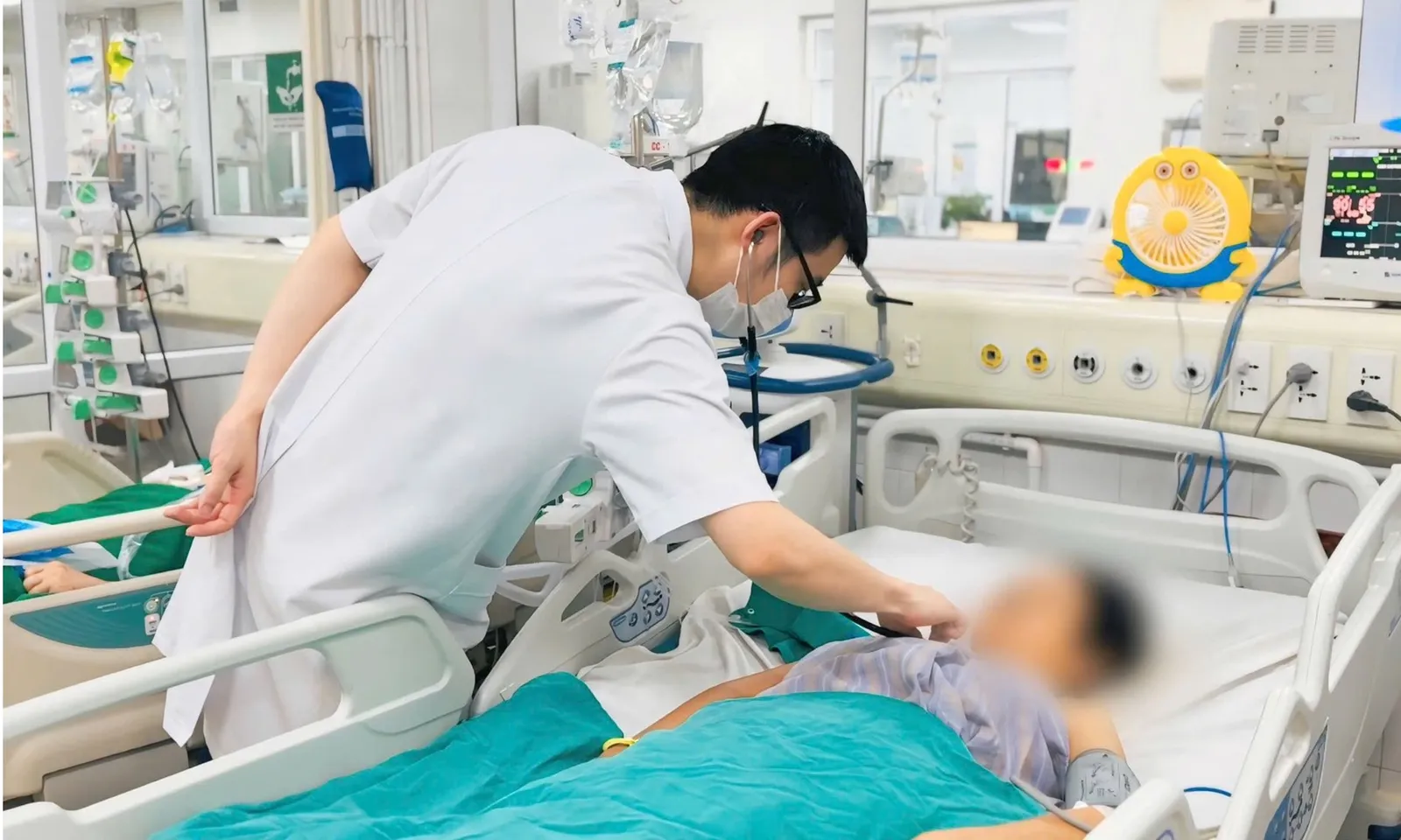 Sốc nhiễm khuẩn nặng sau tiêm khớp vai tại phòng khám tư