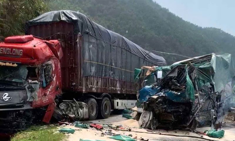 2 xe tải tông trực diện trên quốc lộ, 1 tài xế tử vong trên vô lăng