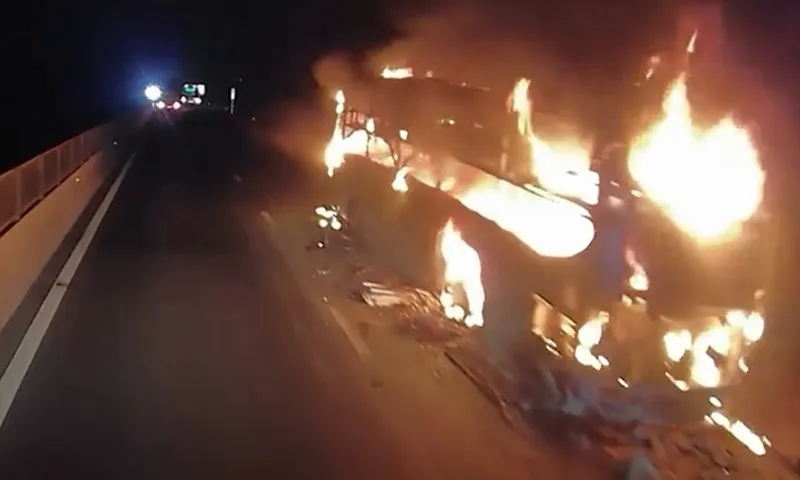 Đang ngon giấc, xe khách giường nằm bốc cháy dữ dội, hành khách hoảng loạn