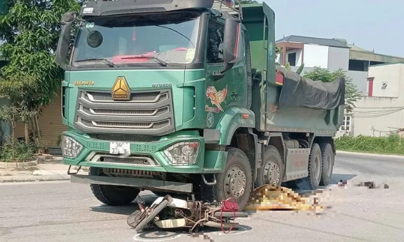 Xe máy va chạm với xe tải Howo, người phụ nữ tử vong thương tâm