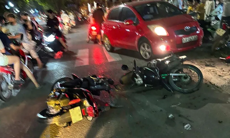 Có nồng độ cồn, xe con đụng 6 xe máy, 2 người bị thương