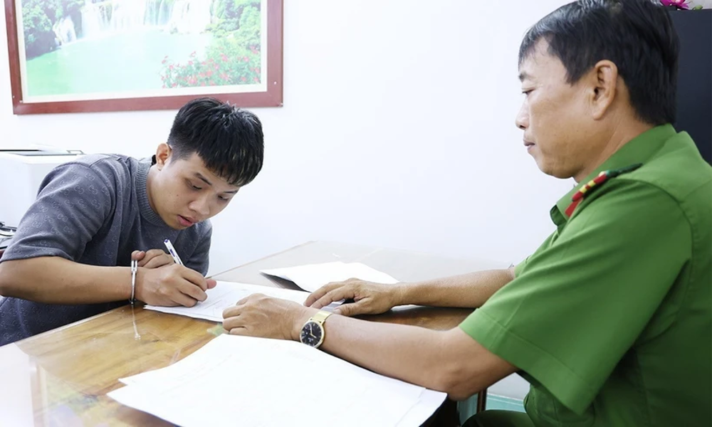 Nghi can truy nã ra đầu thú sau hơn 4 tháng ẩn mình ở Campuchia