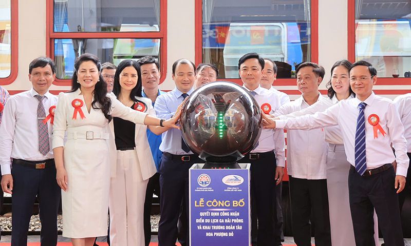 Khai trương đoàn tàu cao cấp “Hoa Phượng đỏ”