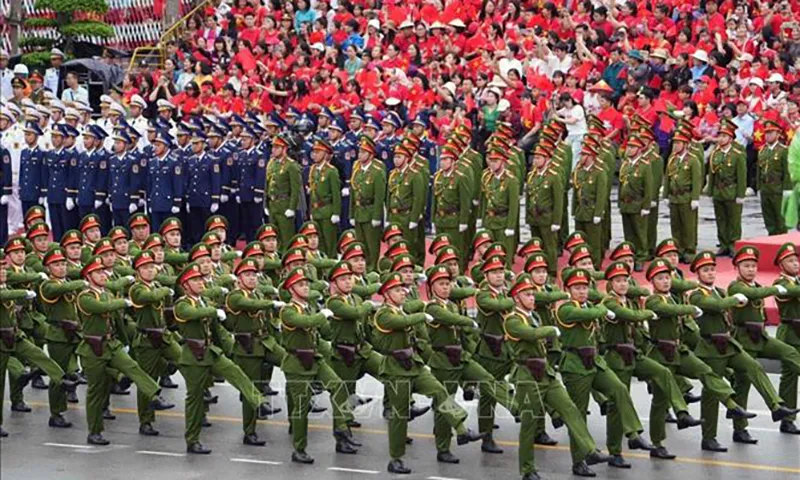 Duyệt đội ngũ và diễu hành quần chúng kỷ niệm 70 năm giải phóng Hải Phòng