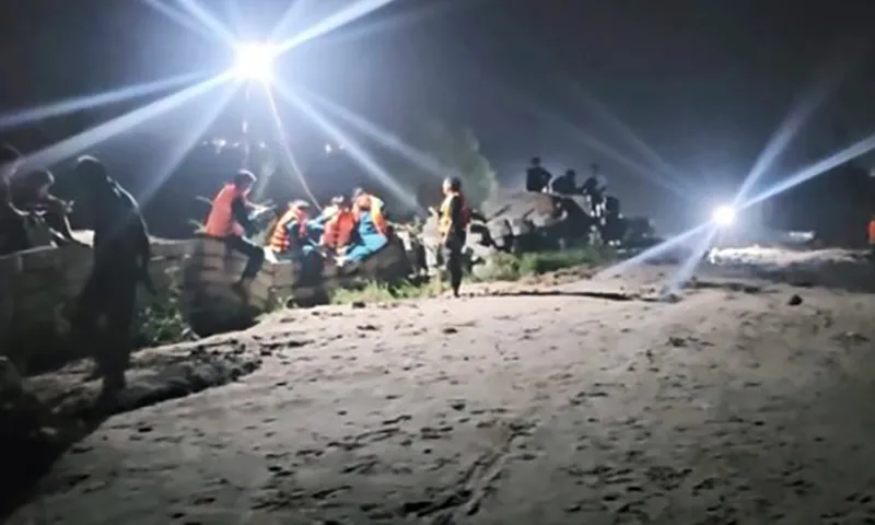 Tìm kiếm người đàn ông mất tích sau cơn mưa lớn ở Bình Dương