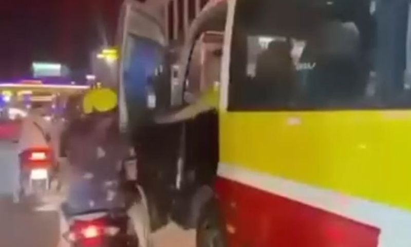 Tài xế xe buýt đẩy cửa đập vào cặp vợ chồng đang chở con nhỏ trên đường