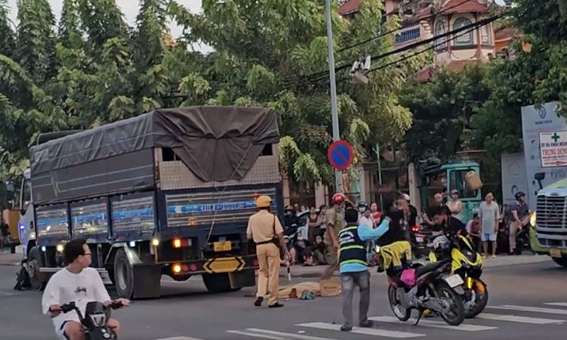 Xe máy va chạm xe tải người phụ nữ tử vong tại chỗ