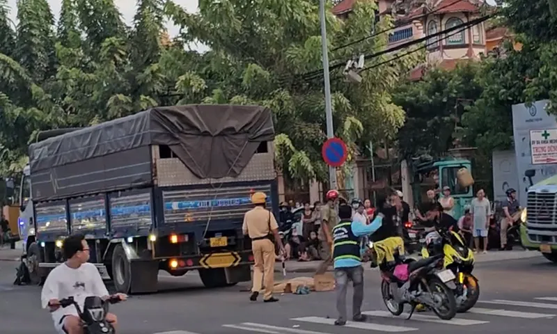 Xe máy va chạm xe tải người phụ nữ tử vong tại chỗ