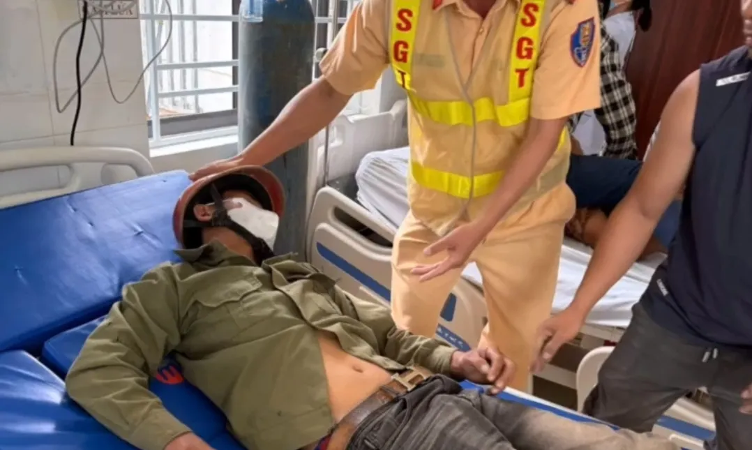 CSGT Nghệ An kịp thời đưa người đàn ông ngất xỉu bên đường đi cấp cứu