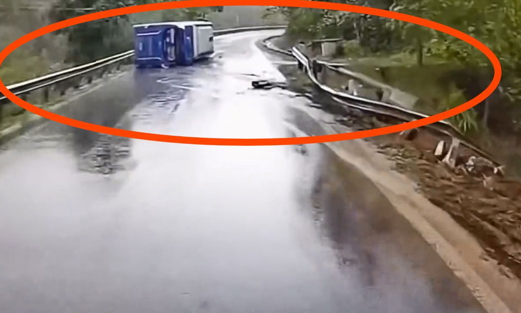 Video clip: Xe khách lật nhào do vượt ẩu khi đổ đèo trong trời mưa