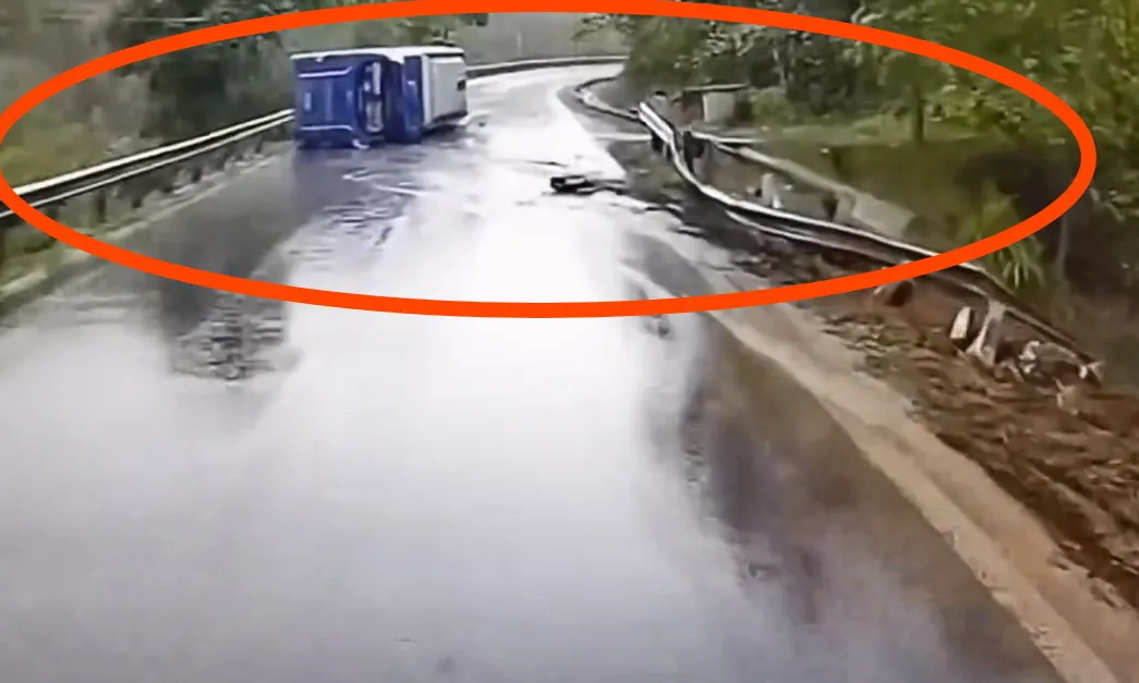 Video clip: Xe khách lật nhào do vượt ẩu khi đổ đèo trong trời mưa