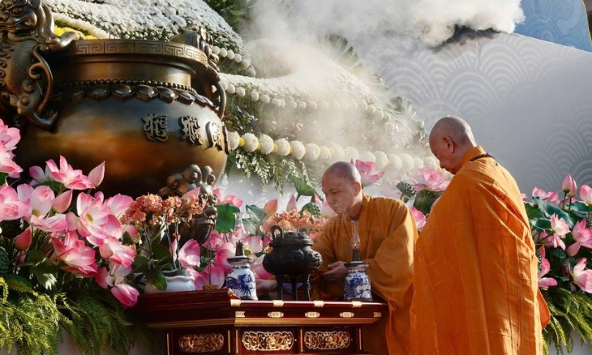 Đại lễ Phật đản: Thắp sáng thế gian bằng tâm từ bi, ánh sáng trí tuệ